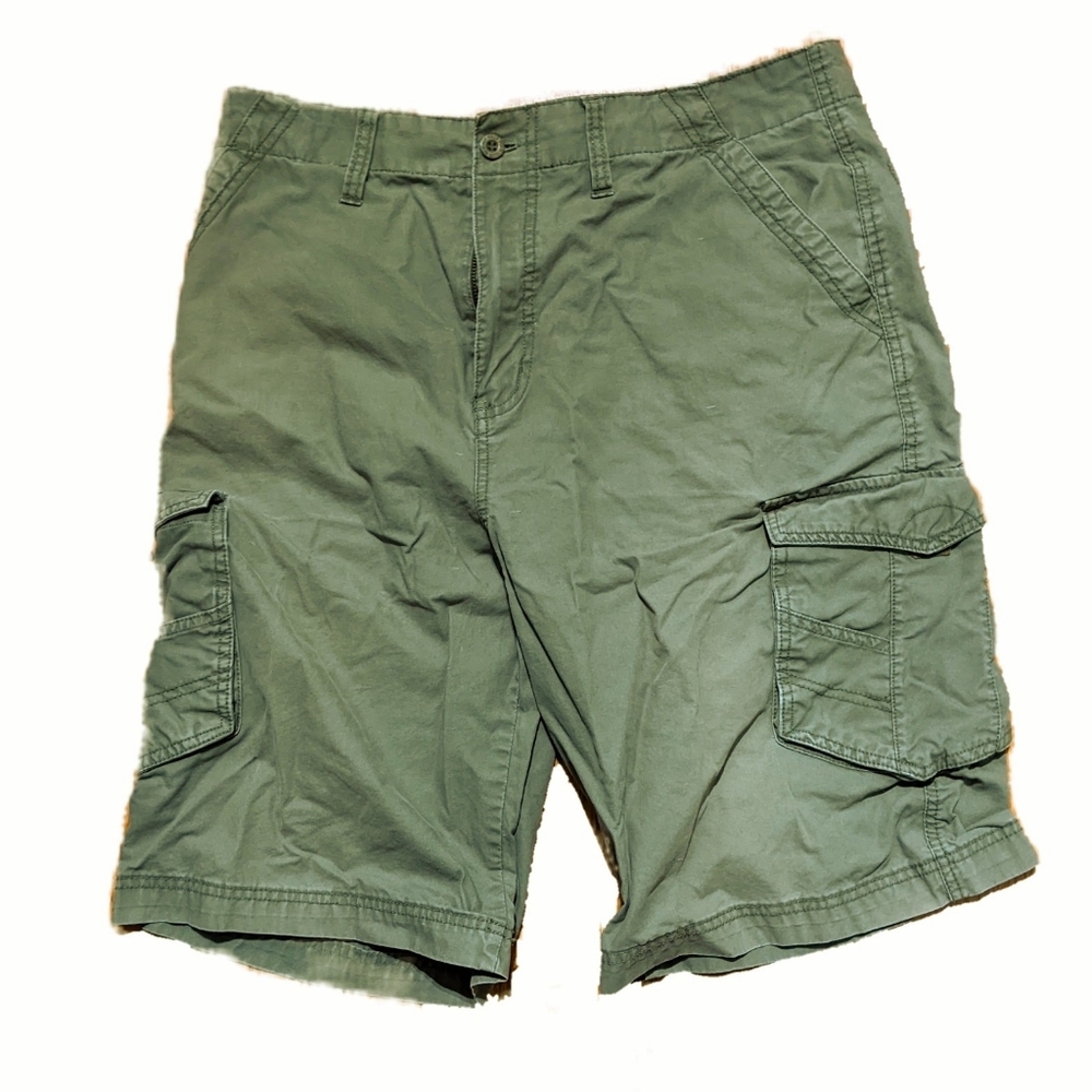 Beverly Hills Polo Club olive green men's flat front cargo shorts.  Size 34.